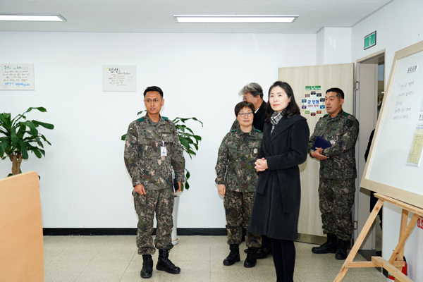 김외숙 법제처장, 수도군단 정보통신단 위문 방문 사진4