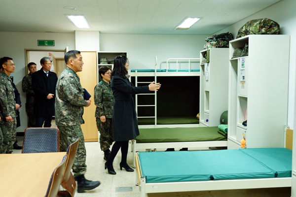 김외숙 법제처장, 수도군단 정보통신단 위문 방문 사진6