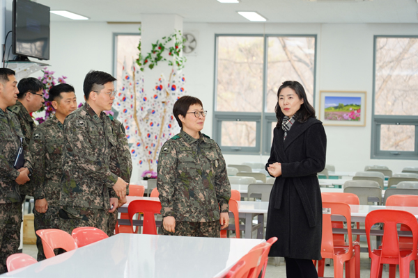 김외숙 법제처장, 수도군단 정보통신단 위문 방문 사진8
